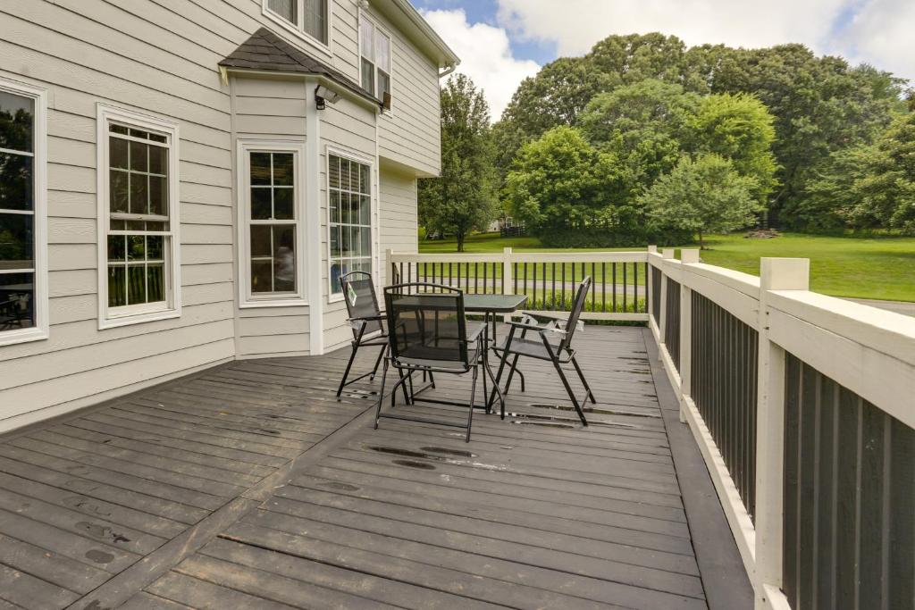 una terraza con sillas y una mesa en una casa en Canton Oasis Private Deck and Relaxing Pool Area!, en Canton