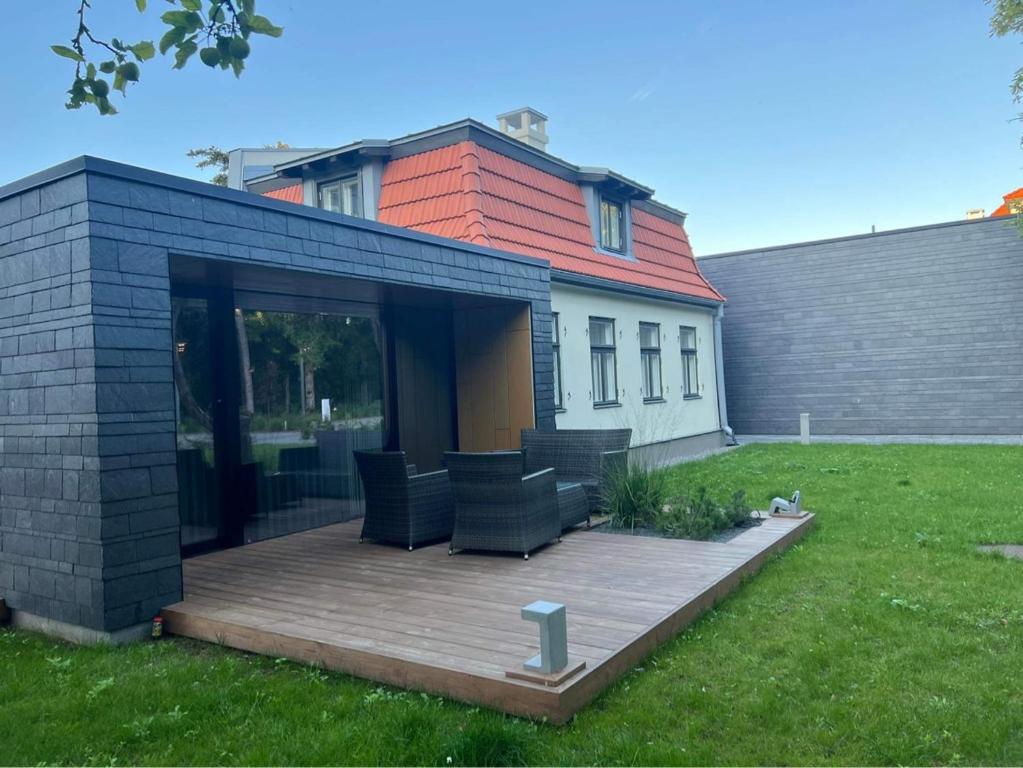 een huis met een houten terras in de tuin bij Mere in Pärnu