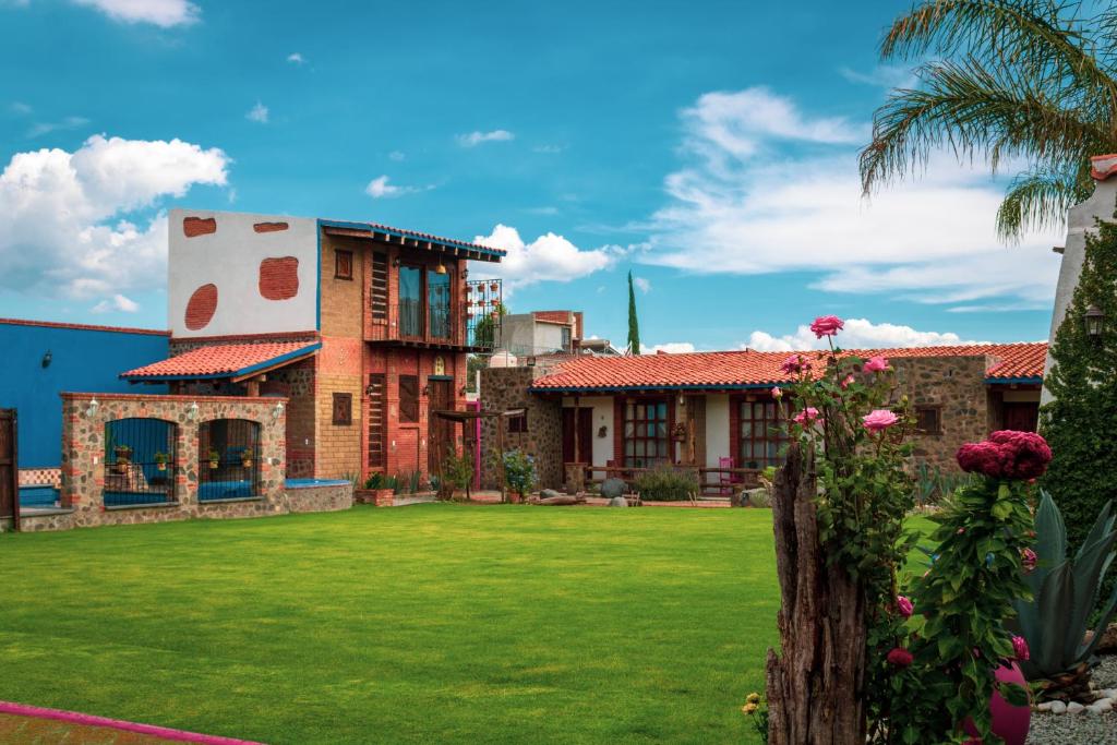 une maison avec une pelouse devant elle dans l'établissement Hotel Boutique Rincon Sagrado, à Atlixco