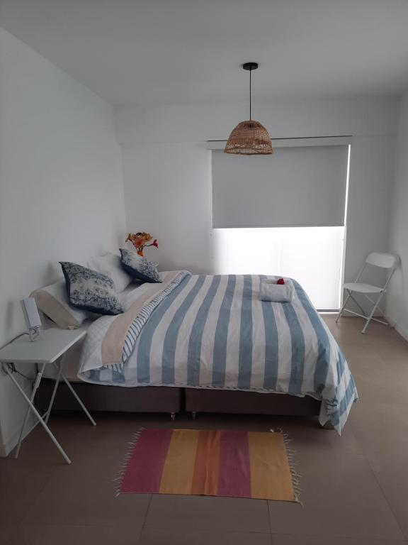 Katil atau katil-katil dalam bilik di Loft acogedor con área de parrilla y piscina