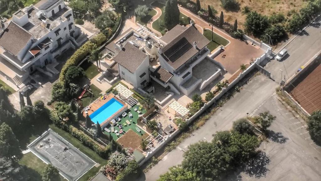 een uitzicht op een groot huis met een zwembad bij Casa Torre di Specchio con Piscina in Bari