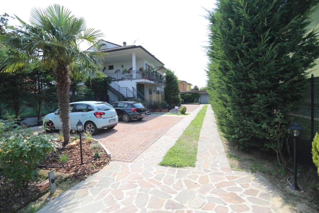 una entrada con coches aparcados frente a una casa en B & B L'almanacco en San Martino In Strada