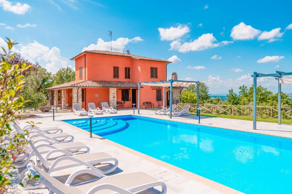 una imagen de una villa con piscina en Villa La Pieve, en Città della Pieve