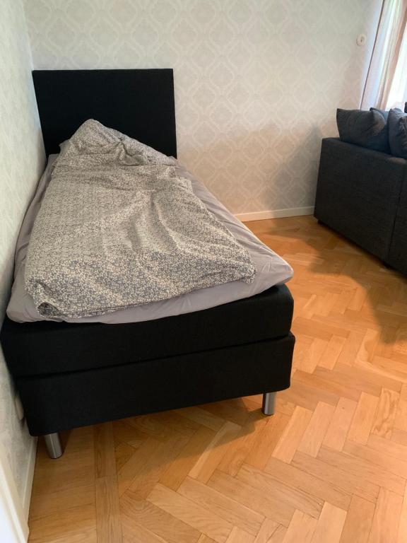 Postel nebo postele na pokoji v ubytování Lägenhet på Strömsholm