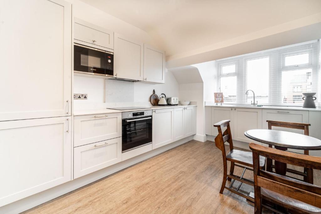 Кухня или мини-кухня в 8 The Quadrant Luxury Apartments - Hoylake
