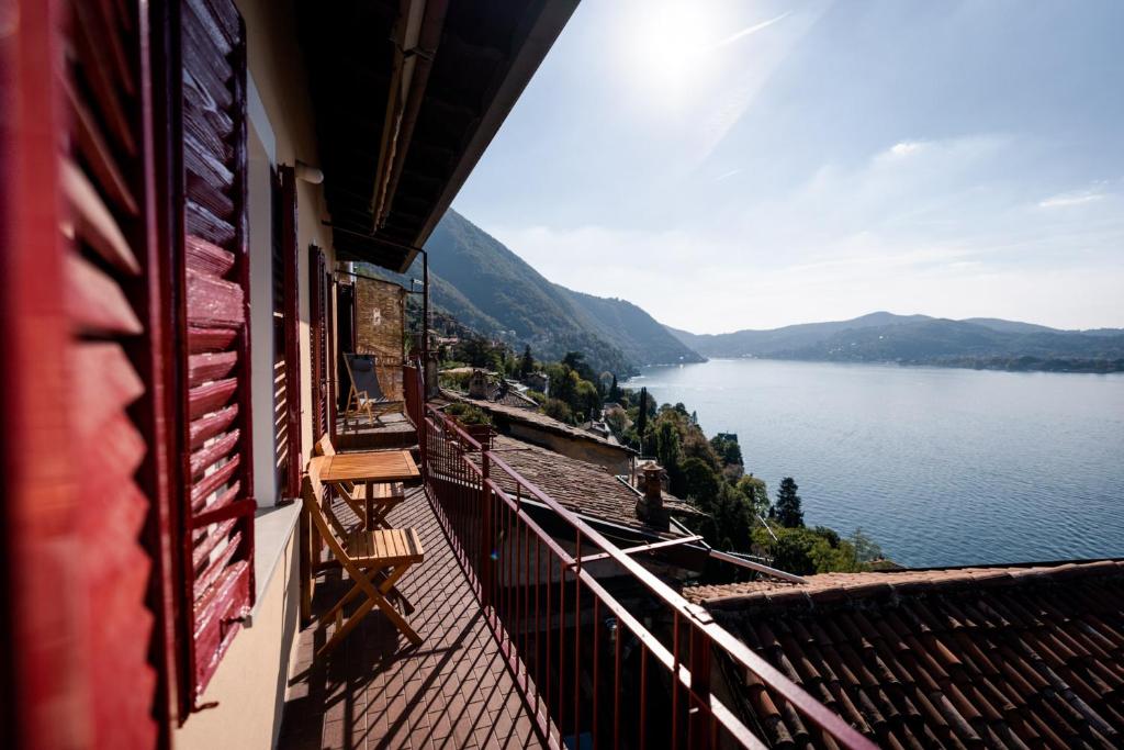 - Balcón de un edificio con vistas al lago en Dnart holidays home, en Blevio
