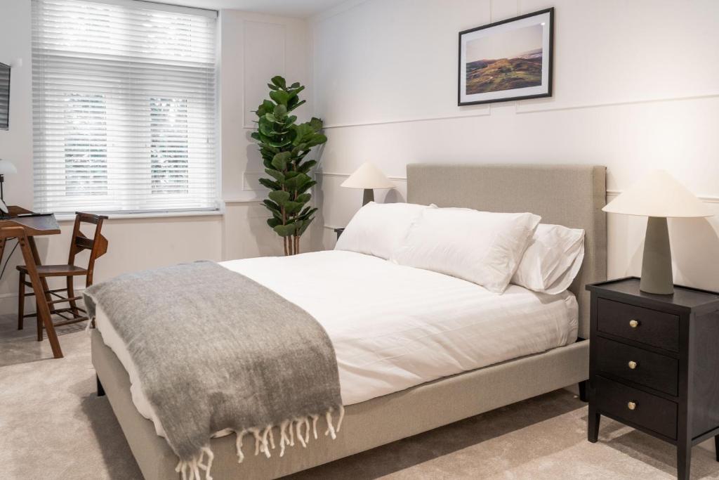 Кровать или кровати в номере 8 The Quadrant Luxury Apartments - Hoylake