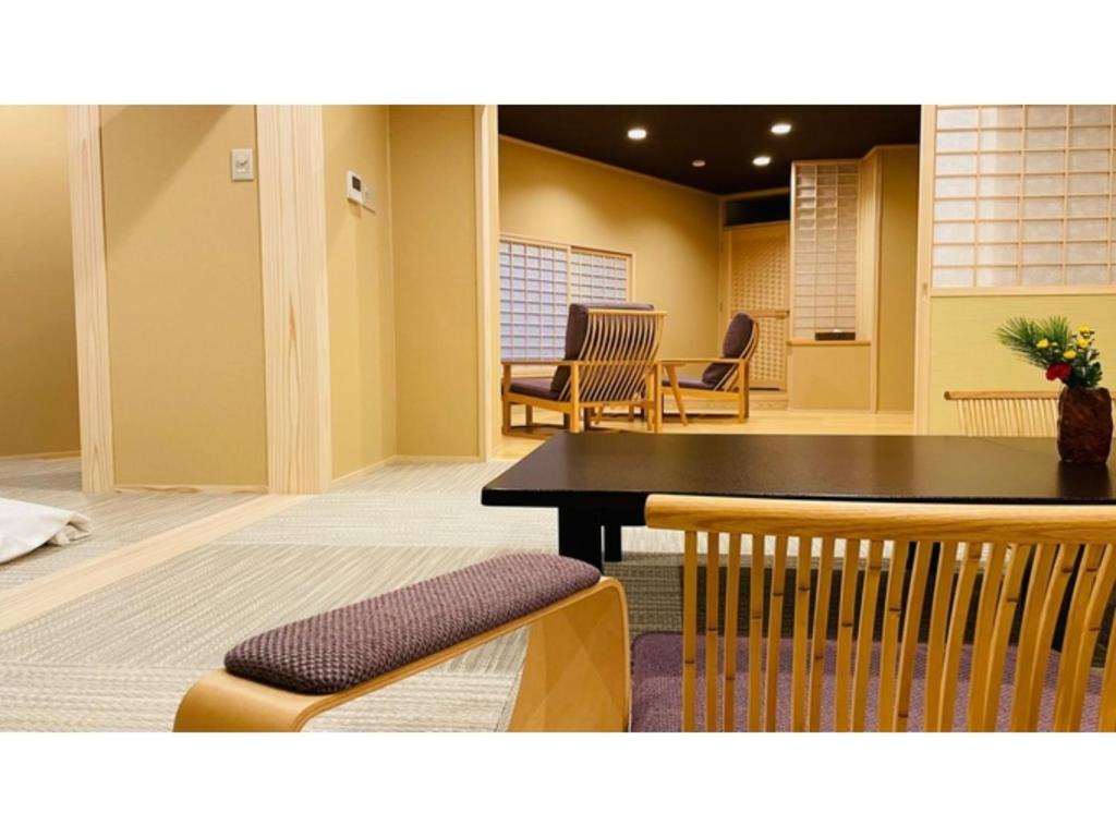 Unazuki Onsen Sanyanagitei - Vacation STAY 06406v في كوروب: غرفة انتظار مع طاولة وكراسي