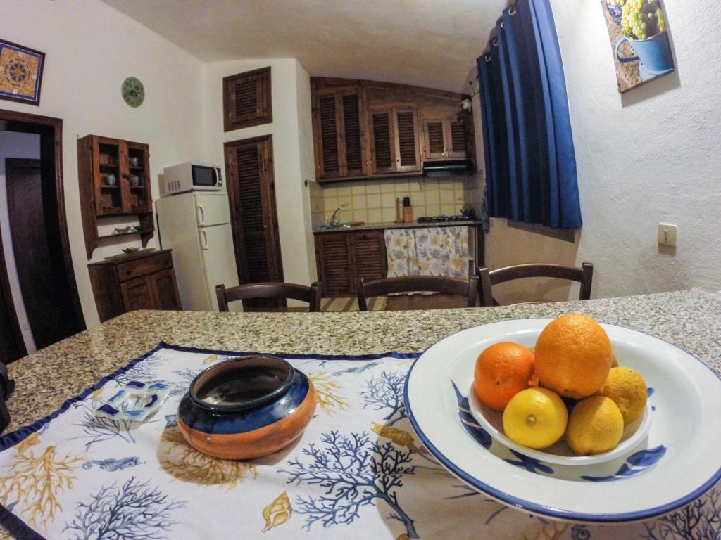 une assiette de fruits sur une table dans une cuisine dans l'établissement Casa Smeralda, à Olbia