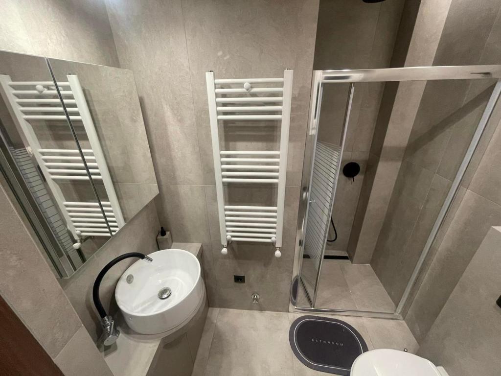 uma pequena casa de banho com WC e chuveiro em Everlive em Tessalônica