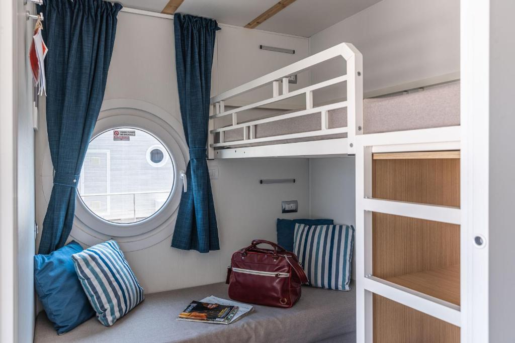 Łóżko lub łóżka w pokoju w obiekcie Marina del Gargano Houseboat