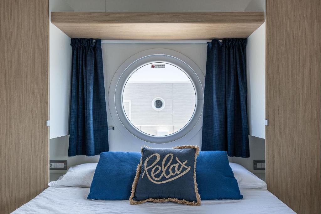 Łóżko lub łóżka w pokoju w obiekcie Marina del Gargano Houseboat