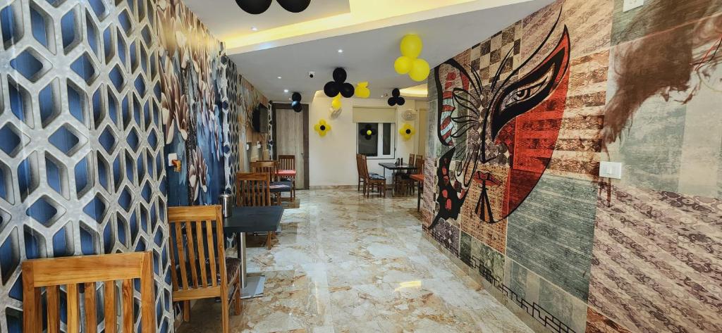 Posezení v ubytování RBS Hotel & Restaurant 5 mint walking distance from Ram Janam Bhumi