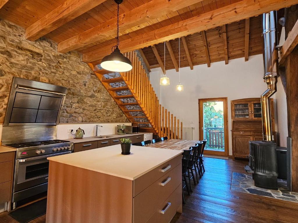 una gran cocina con una gran isla en el medio en Charming 19th-century village home en Bons