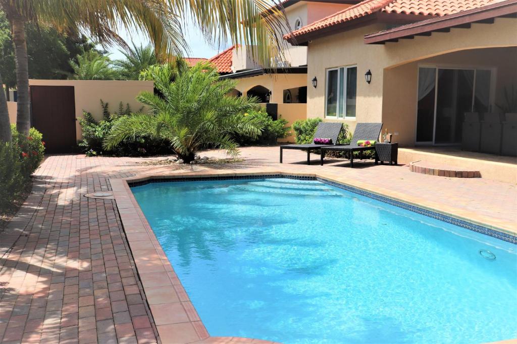 uma piscina no quintal de uma casa em Opal Villa em Palm-Eagle Beach