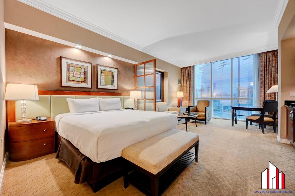 ラスベガスにあるSignature 2Br3Ba F1 View Balcony Ste 29-819 and 21の大きなベッドと机があるホテルの部屋