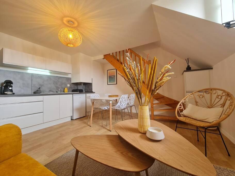 uma sala de estar com uma mesa e uma cozinha em Duplex centre ville-bord de mer em Concarneau