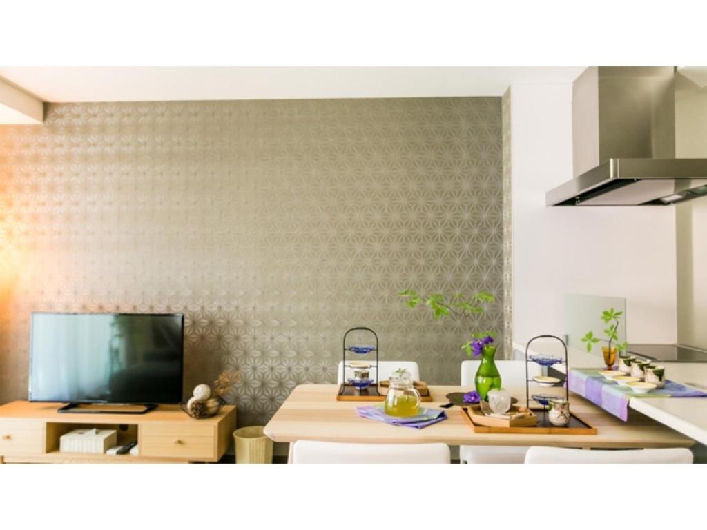 京都Kyoto Four Sisters Residence - Vacation STAY 15206v的厨房配有桌子和电视。