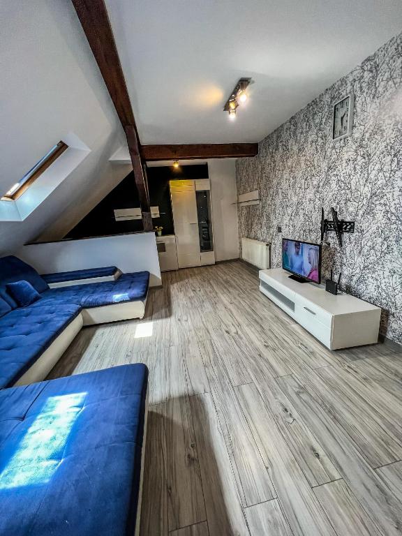 Habitación con 2 camas y TV. en Apartment by centrum, en Kalisz