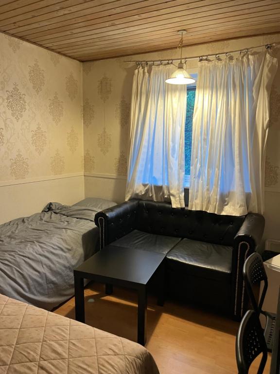 ein Wohnzimmer mit einem Sofa und einem Fenster in der Unterkunft Accommodation in Billund