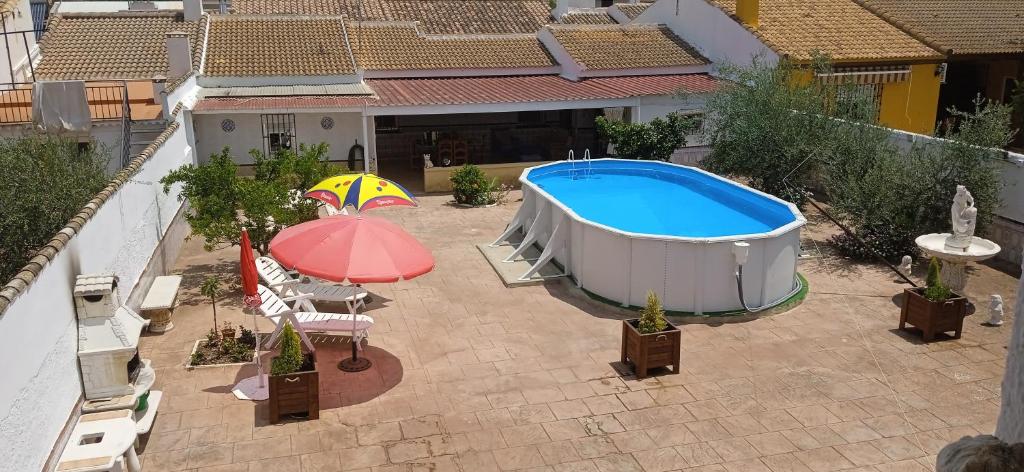 an overhead view of a patio with a hot tub and umbrella at Casa rural la casa del Conde in Puebla de la Parrilla