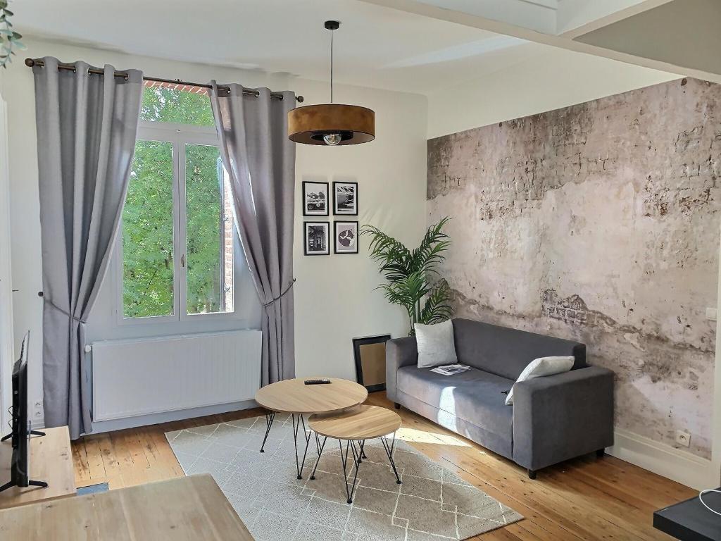 un salon avec un canapé et une table dans l'établissement Beau Duplex proche Centre Gare, à Amiens