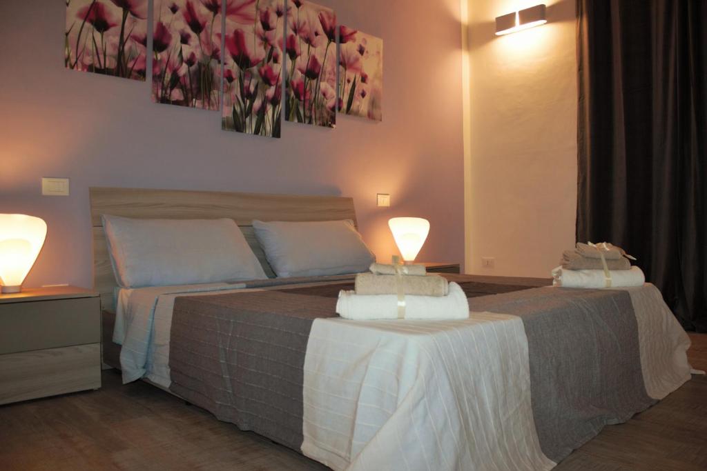 una camera da letto con un letto con due lampade sopra di InsideLecce a Lecce
