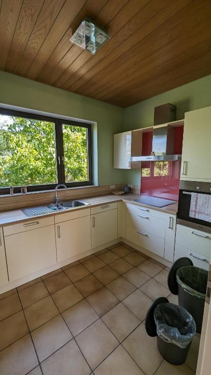 Kuchyň nebo kuchyňský kout v ubytování FeWo Sonnenschein Bungalow