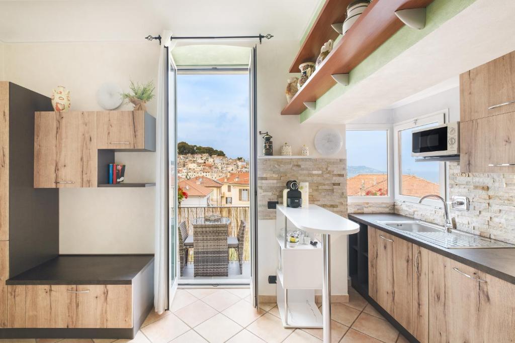 cocina con fregadero y vistas a la ciudad en Matty's Home - Center - SEA View - FREE PARKING - Strategic area, en San Remo