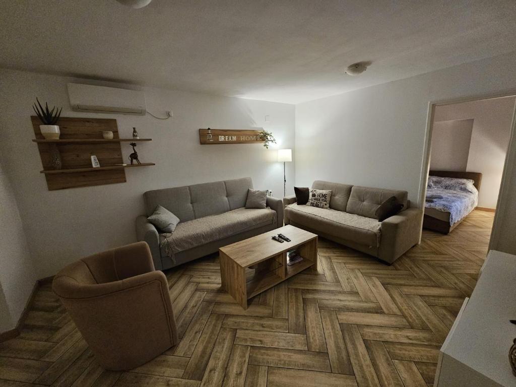 ein Wohnzimmer mit einem Sofa und einem Bett in der Unterkunft Apartment Pegy in Novi Grad