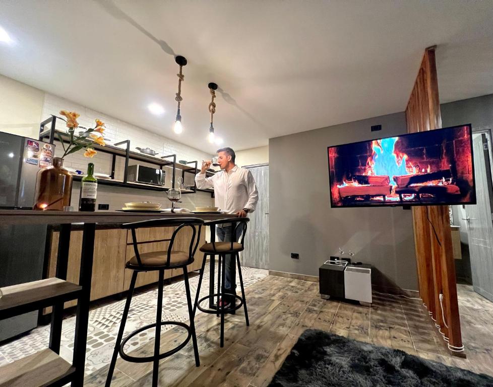 un uomo in piedi in un bar in una cucina con televisore di Lujoso Apto Barrio Ingenio Pago X Nequi o Bancario Unicamente a Cali