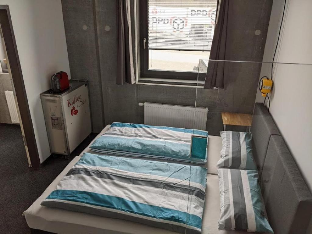 Postel nebo postele na pokoji v ubytování BUSINESS-MOTEL free WiFi & massage, air-con, XXL-Parking