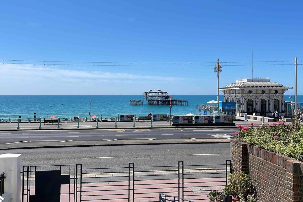 een lege weg naast de oceaan met een pier bij Sea view - 2 bedroom - West Pier - Brighton Beach in Brighton & Hove