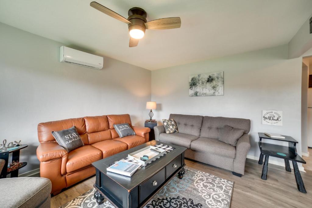 uma sala de estar com um sofá e uma mesa em Natrona Heights Vacation Rental with Furnished Deck! em Natrona Heights