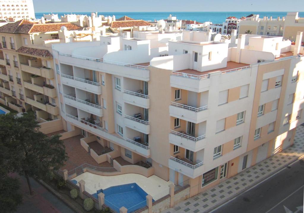Basen w obiekcie Apartamentos Turísticos Fercomar lub w pobliżu