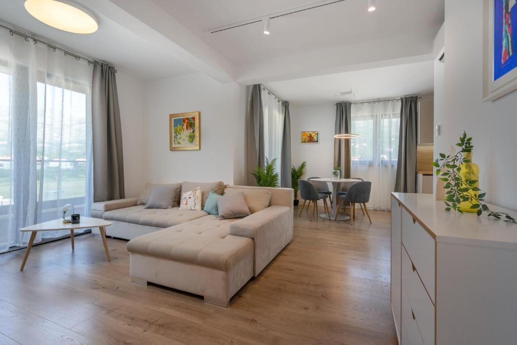 un soggiorno con divano e tavolo di Villa 64 Apartment #1 a Mlini
