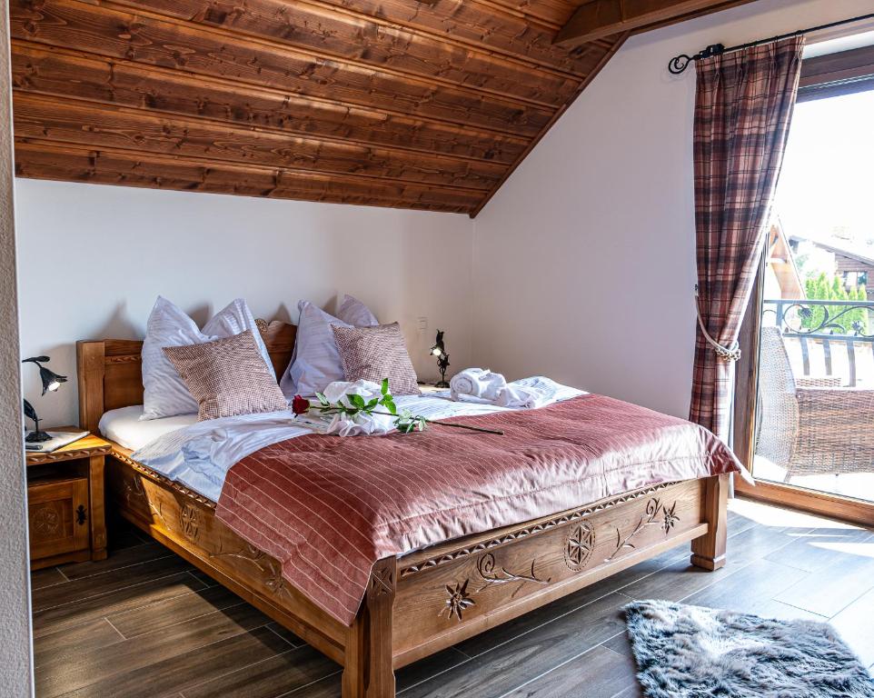 Ένα ή περισσότερα κρεβάτια σε δωμάτιο στο Goralská Vila Lomnica