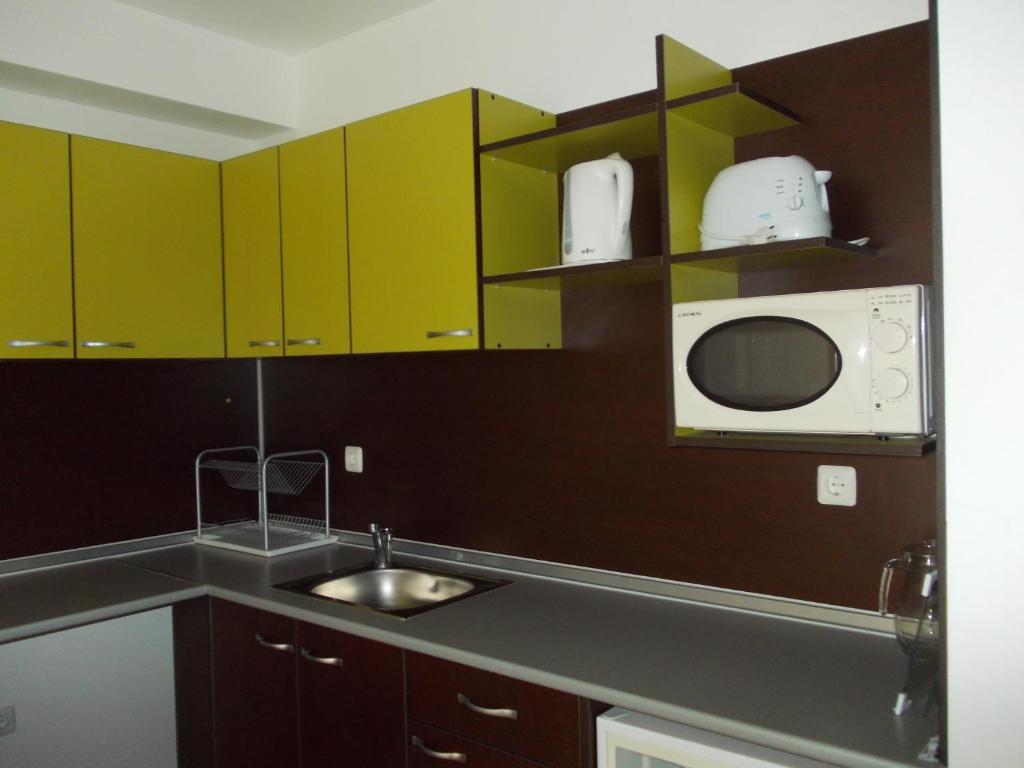 Kuchyň nebo kuchyňský kout v ubytování Grand Kamelia Apartment