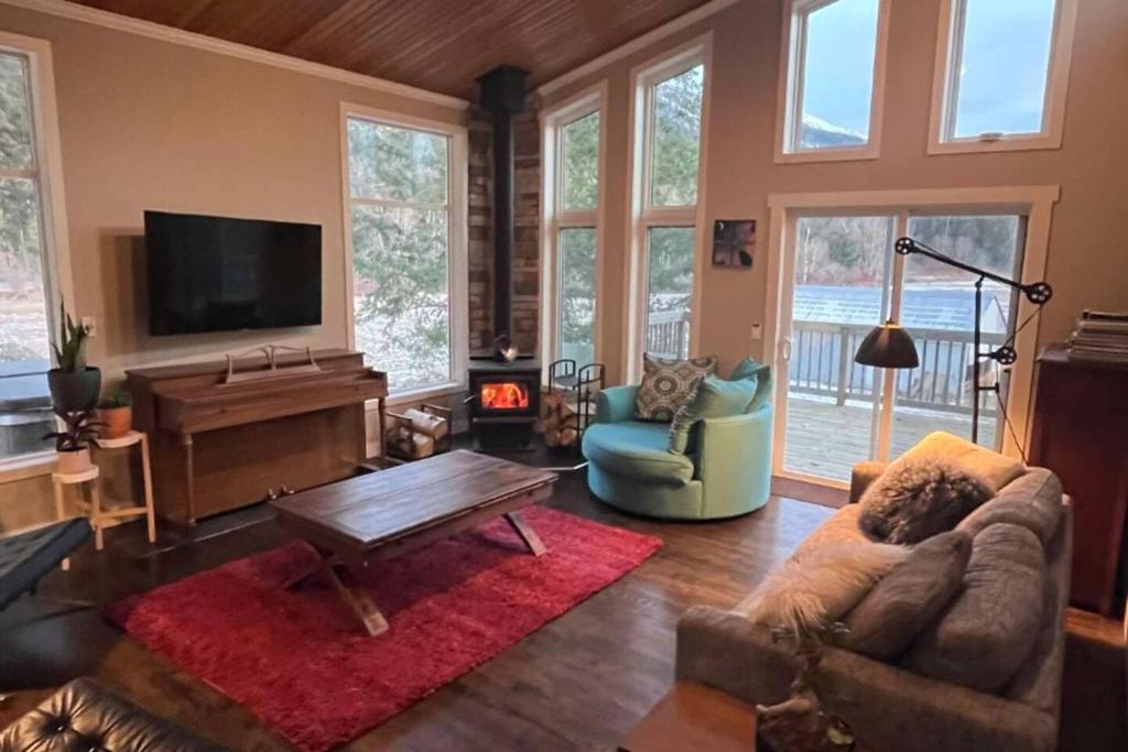 Vacation Home Revelstoke Lakehouse by Revelstoke Vacations, Canada