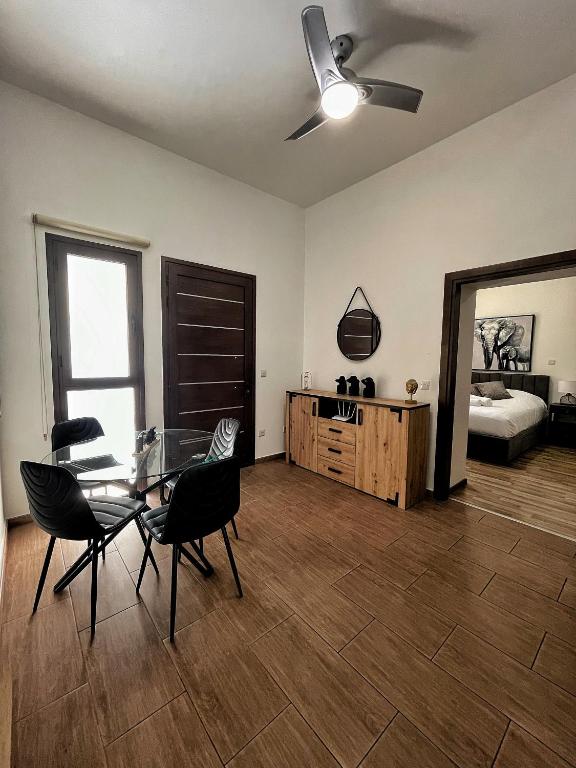 ein Wohnzimmer mit einem Tisch, Stühlen und einem Bett in der Unterkunft Cozy house city center in Limassol in Limassol