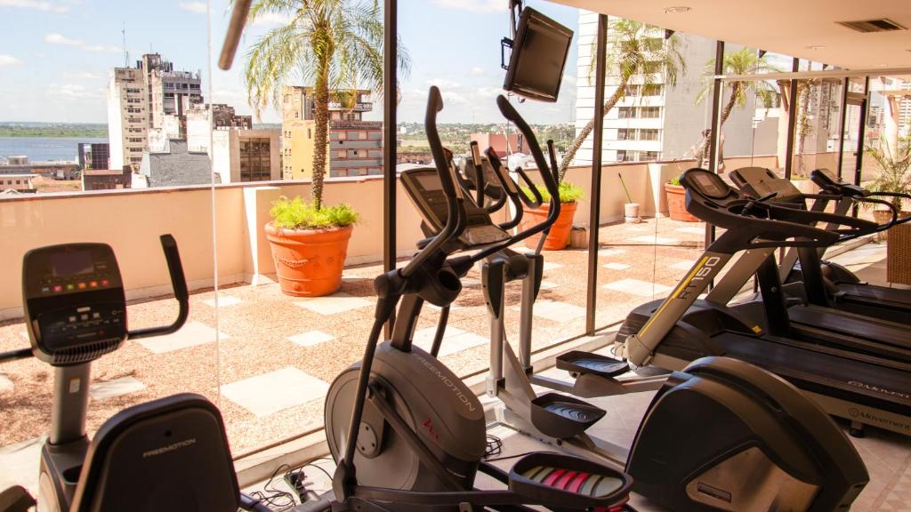 Fitness centrum a/nebo fitness zařízení v ubytování Granados Park Hotel