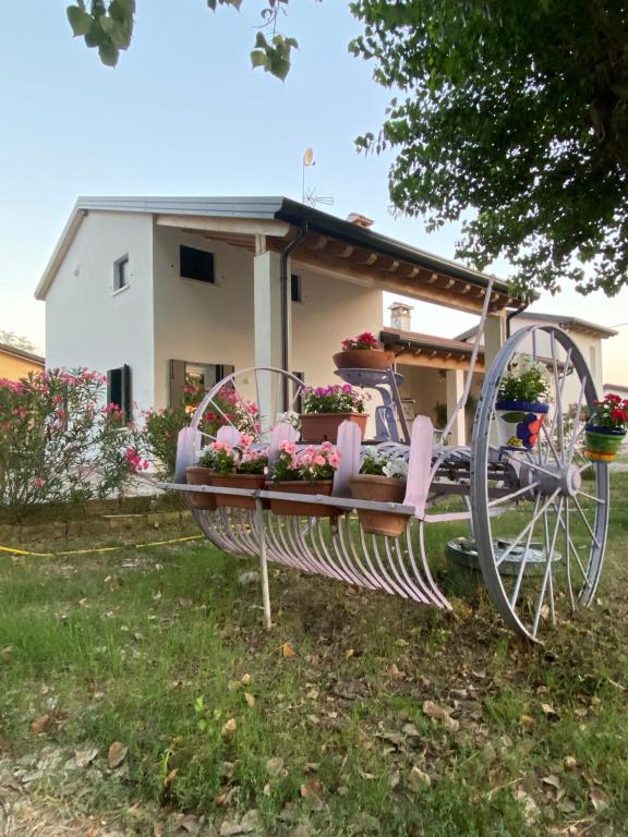ein Blumenwagen vor einem Haus in der Unterkunft La casa di Bruno in Piove di Sacco