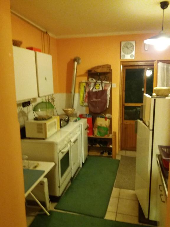 uma cozinha com um fogão branco e um frigorífico em Apartment Orah em Subotica