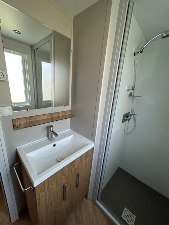 Koupelna v ubytování DS Chalets-Simonsgat 63-Geweldige 6 tot 7 persoons chalet met 2 badkamers-vakantiepark Lauwersoog-aan het Lauwersmeer