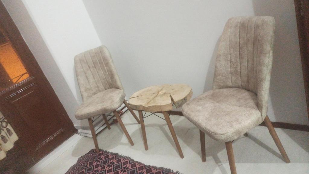 two chairs and a table in a room at Hamza Nezir malikanesi (Hane) in Trabzon