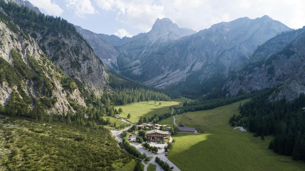 - une vue aérienne sur une vallée dans les montagnes dans l'établissement Gramai Alm alpengenuss & natur spa, à Pertisau