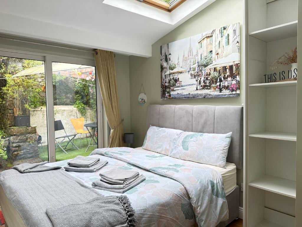 Giường trong phòng chung tại Centre of Killaloe Village, Lovely Apartment