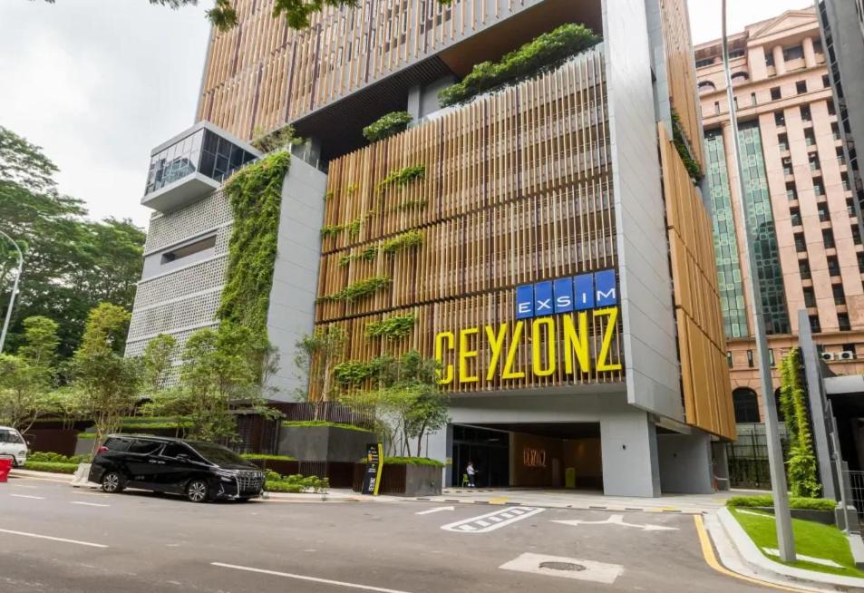 um carro preto estacionado em frente a um edifício em Ceylonz Suite, Bukit Bintang em Kuala Lumpur