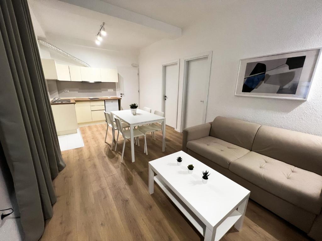 een woonkamer met een bank en een tafel bij Lumi Apartments in Gevgelija