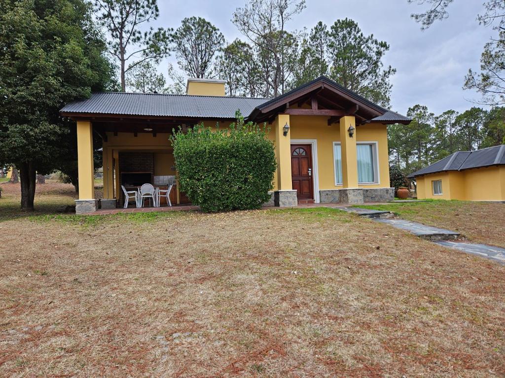 a small yellow house with a yard at Casa de Campo N 2 en Barrio Posta Carreta, Santa Rosa de Calamuchita in Atos Pampa